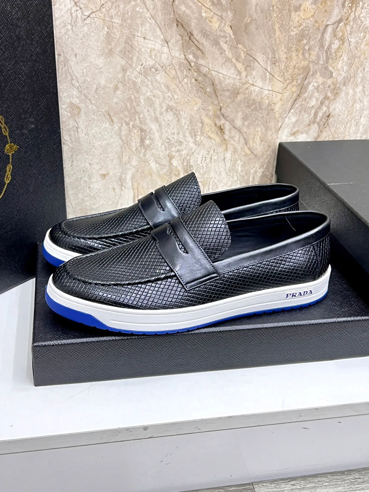 💰620 Prada classic men’s lace-up casual shoes｜Imported cowhide upper｜Layered stitching design on the upper Lightweight and breathable｜Soft and comfortable｜PRADA letters on the side｜Distinctive sporty style Showing the brand style｜Lightweight embossed rubber sole｜With cowhide foot pad lining｜Excellent foot feel Fashionable and elegant｜Size: 38-44 (customized at 45)